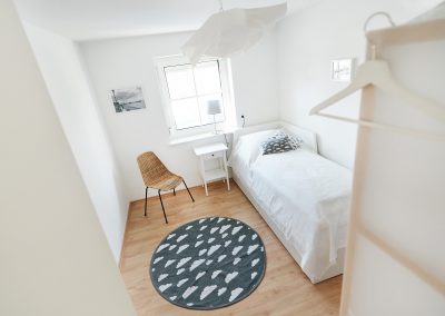 Kleines Schlafzimmer mit ausziehbarem Doppelbett