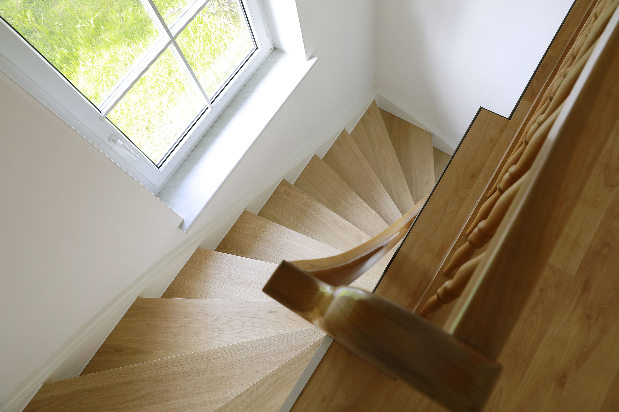 Helle Holztreppe mit Blick in den Garten im Ferienhaus Falkenhaus Scheidegg
